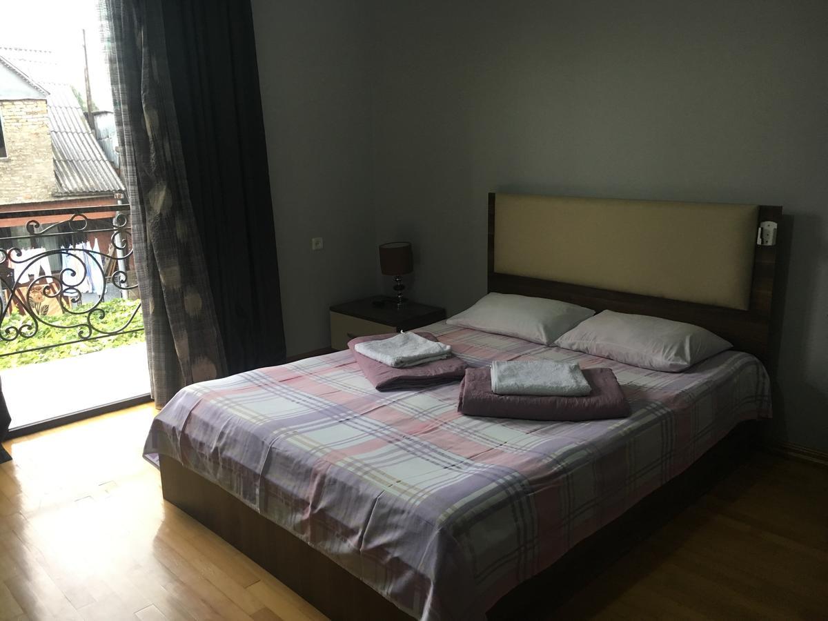 באטומי Gurami Guest House 1 מראה חיצוני תמונה